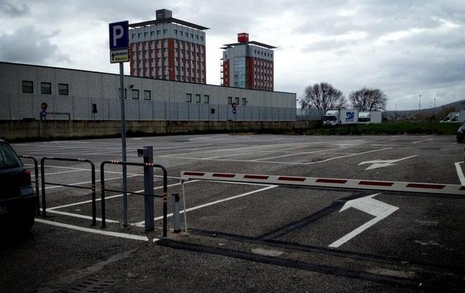 In fila alle poste tra l’immondizia e senza parcheggio