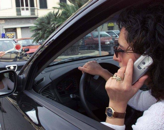 Aumentano le rimozioni di veicoli e gli automobilisti sorpresi a guidare col telefonino 
