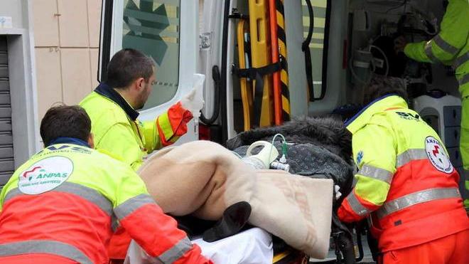 Accoltella l’ex fidanzata in strada, è gravissima. Arrestato 