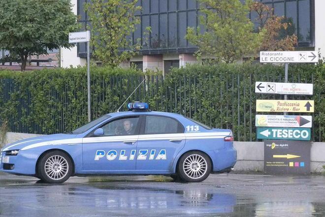 Ubriaco sfascia auto della Polizia 