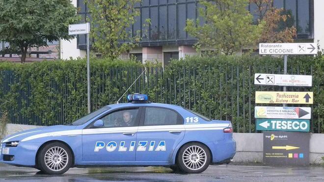 Ubriaco sfascia auto della Polizia