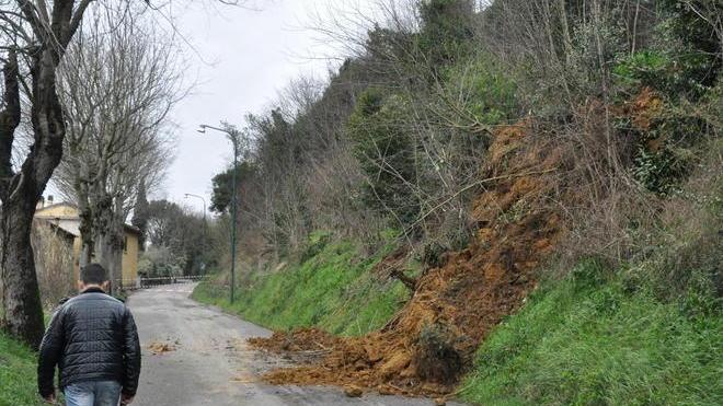 Frana a Montecalvoli, il Comune ha chiuso la strada