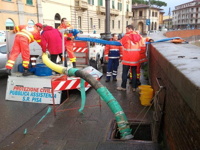 Fosso del Mulino sopra i livelli di guardia, idrovora in azione 