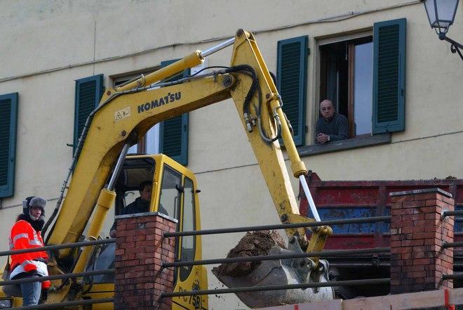 Tre famiglie evacuate per una frana a Camaiore 