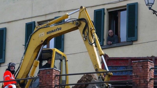 Tre famiglie evacuate per una frana a Camaiore