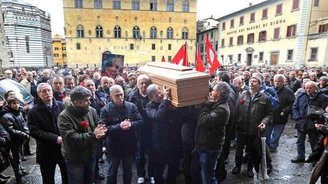 Palazzo comunale gremito per l’ultimo saluto a Marco Vettori