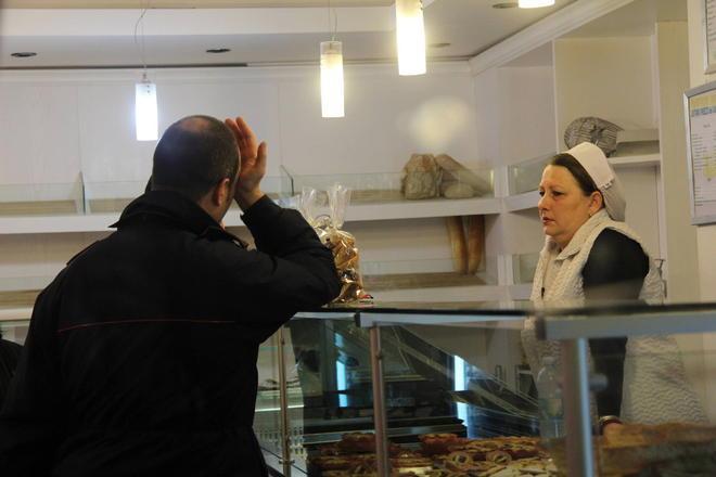 Armati di coltello, rapinano la panetteria di via da Filicaia 