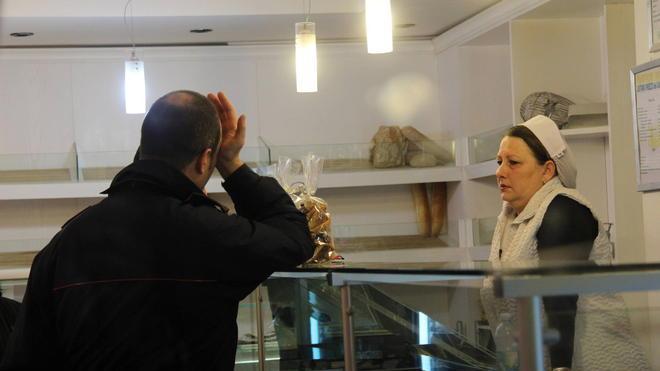 Armati di coltello, rapinano la panetteria di via da Filicaia