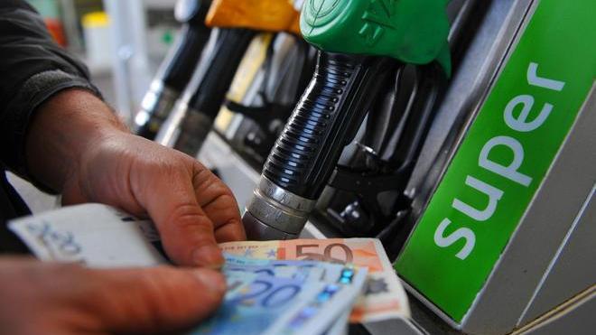 La Guardia di finanza scopre tre distributori di benzina truccati