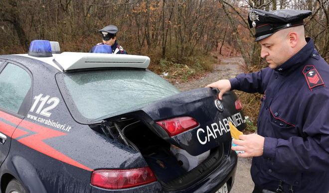 Vanno a raccogliere legna nel bosco e trovano i resti di un cadavere 