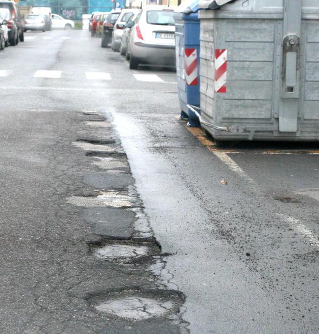 Strade colabrodo, l’asfalto si frantuma 