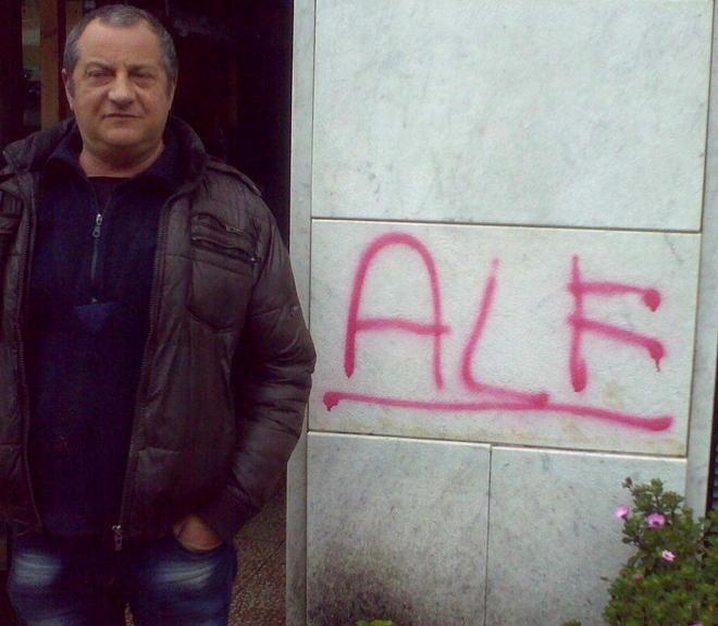 La scritta Alf davanti al negozio “Il Delfino”