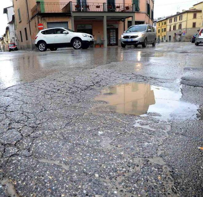 Le strade come gruviera, trecento segnalazioni 