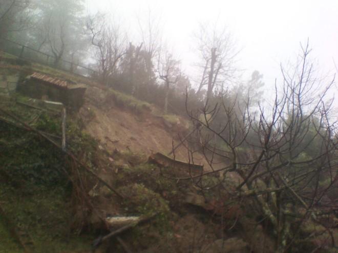 Cede un pezzo di collina a Schignano, due famiglie evacuate 