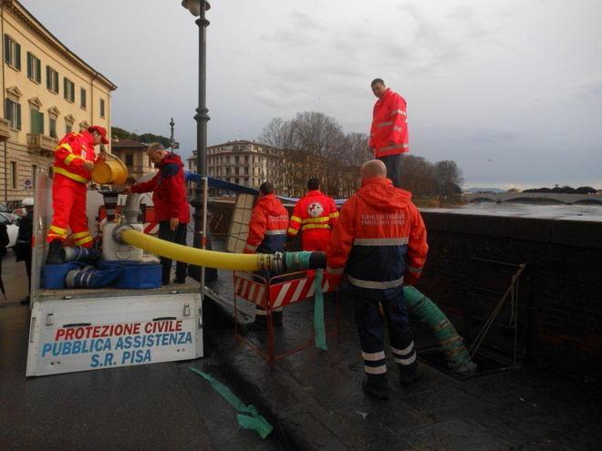 Arno in calo a monte, idrovore a Porta a Lucca 
