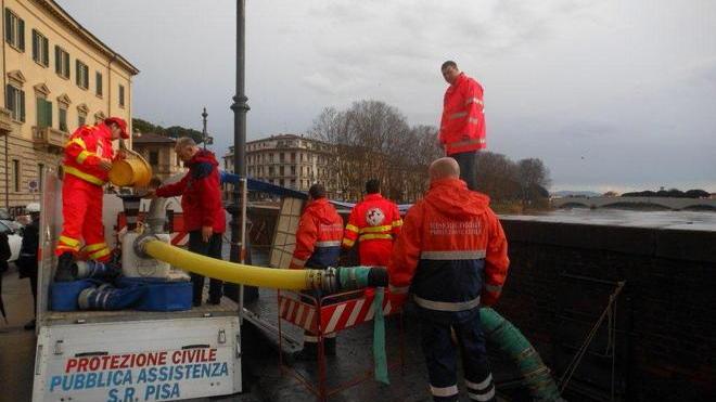 Arno in calo a monte, idrovore a Porta a Lucca