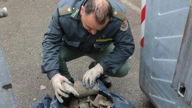 Eternit, batteria e vernici scaricati accanto al cimitero