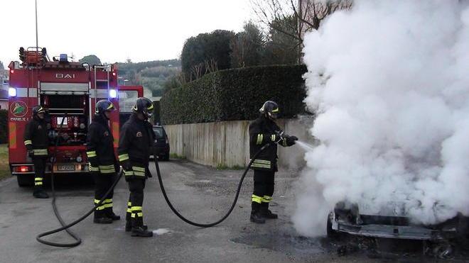 Scontro tra due auto in via Turcoing, una prende fuoco