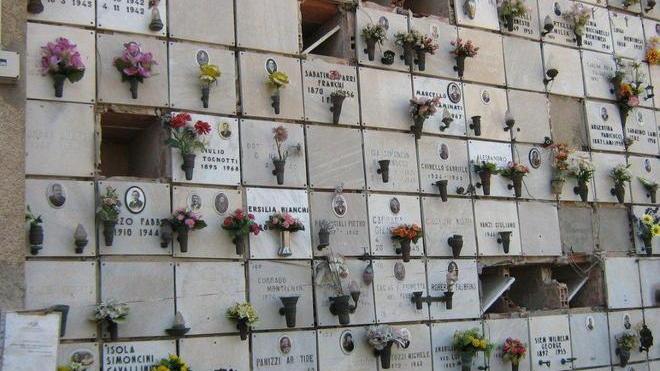 Rubati vasi di rame dal cimitero di Santa Fiora
