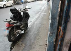 Sbanda con lo scooter e finisce contro il muro di un'officina, è grave 