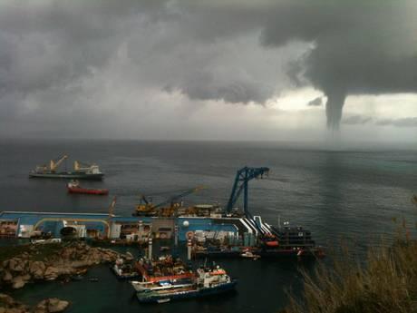 Una tromba marina davanti alla Concordia: pericolo scampato 