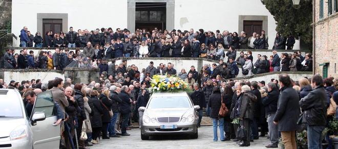 Centinaia di persone a Colle per l’addio a Francesco 