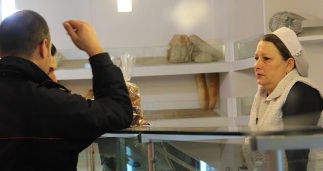 Armati di coltello, rapinano la panetteria 