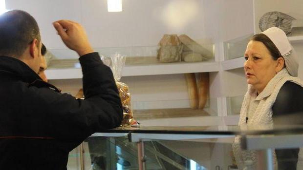 Armati di coltello, rapinano la panetteria