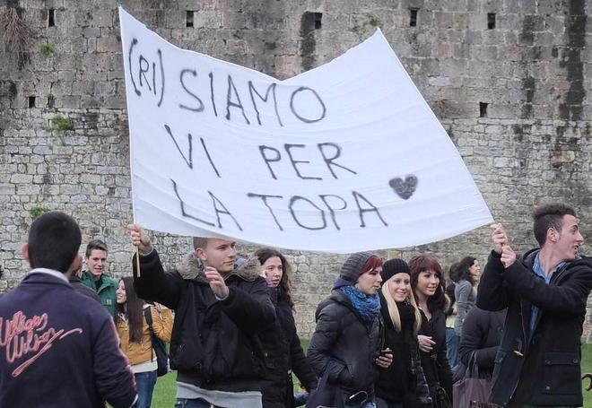 Piazza dei Miracoli invasa per il rito dei cento giorni 