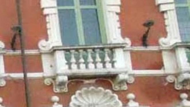 Infiltrazioni a palazzo, l’affresco si sfalda