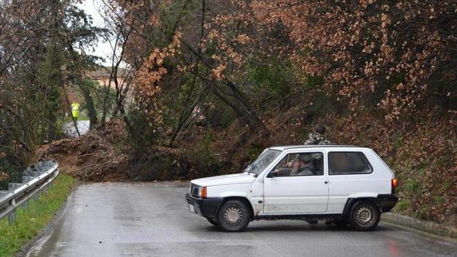 Frana vicino al Pino per la pioggia