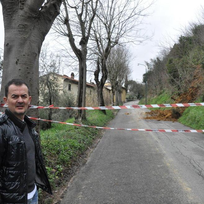 Frana sulla strada il Comune ordina la chiusura al transito 