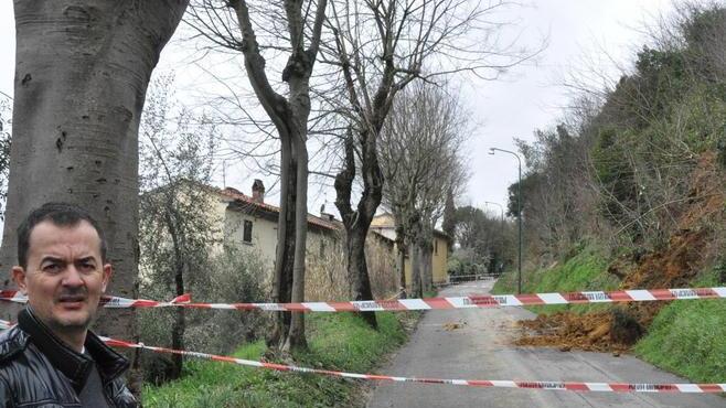 Frana sulla strada il Comune ordina la chiusura al transito