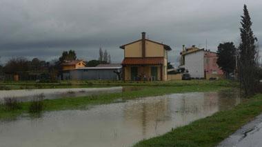 Allagamenti e frane, case isolate e alcune famiglie evacuate