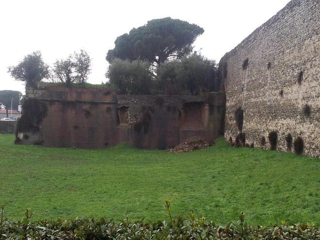La pioggia fa cadere un pezzo di mura antiche 