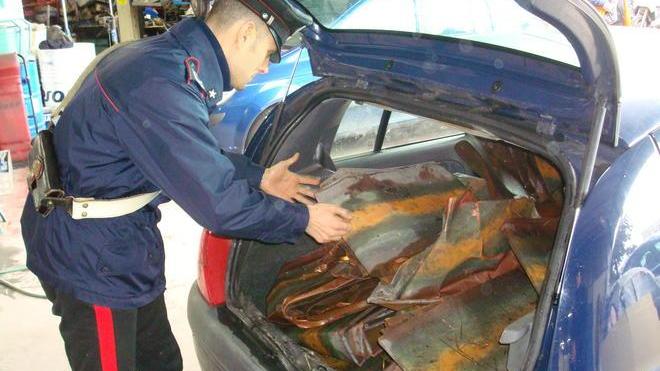 Fuggono in auto con rame rubato: inseguimento nella notte a Marina di Pietrasanta
