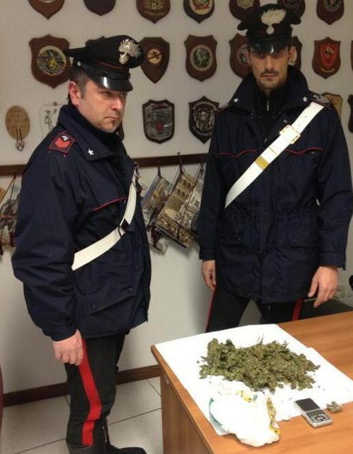 Ventinovenne sorpreso con 3 etti di droga