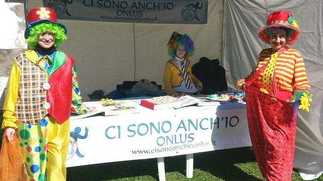 Tennisti mascherati per beneficenza al Circolo Magona