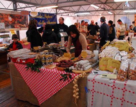 Tartufo e olio in vetrina tra stand e degustazioni