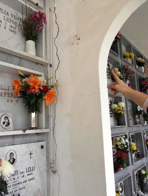 Rubano venti vasi di rame al cimitero 