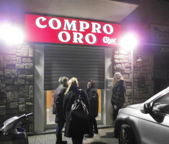 Colpita con la pistola e rapinata in pieno centro 