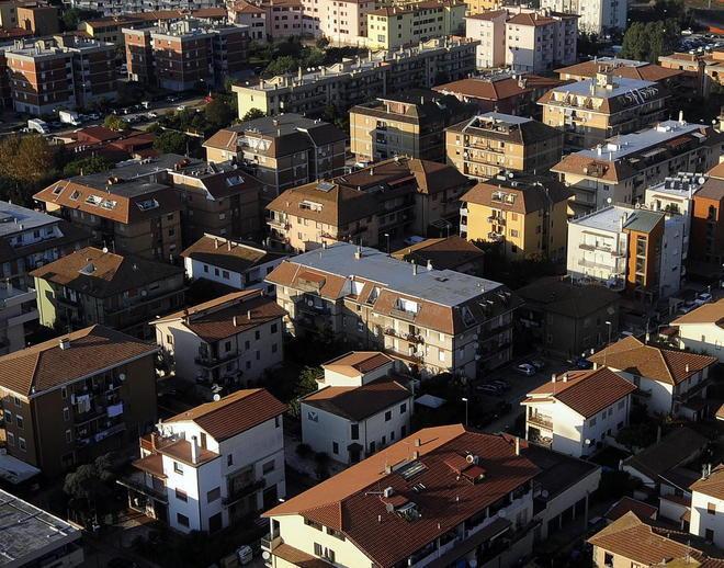 Cercano di vendergli casa a sua insaputa 