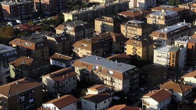 Cercano di vendergli casa a sua insaputa