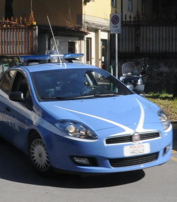 Mostra monili falsi all’orefice ma non riesce a raggirarlo 