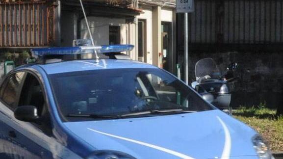 Mostra monili falsi all’orefice ma non riesce a raggirarlo