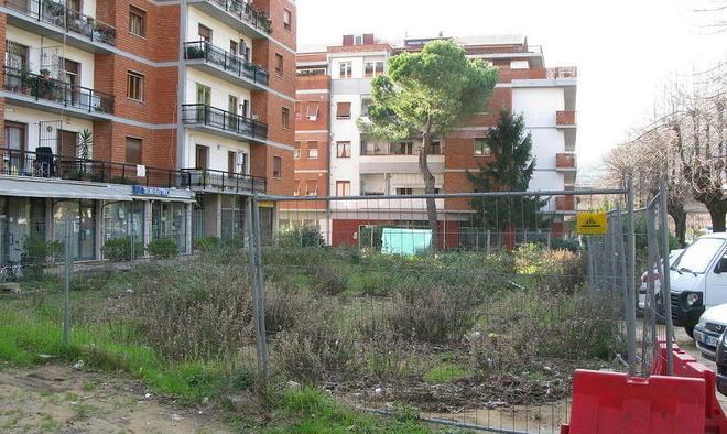 «Degrado davanti alle case in località Fabbrica»