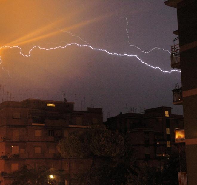 6250 lampi nel temporale notturno