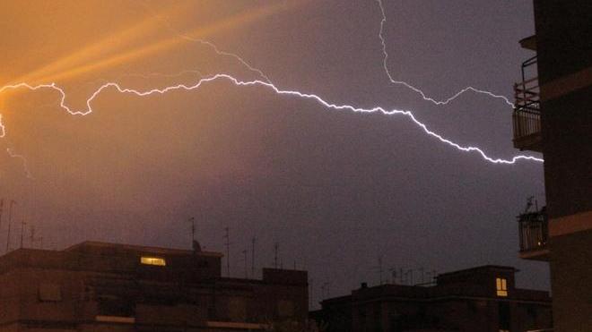 6250 lampi nel temporale notturno