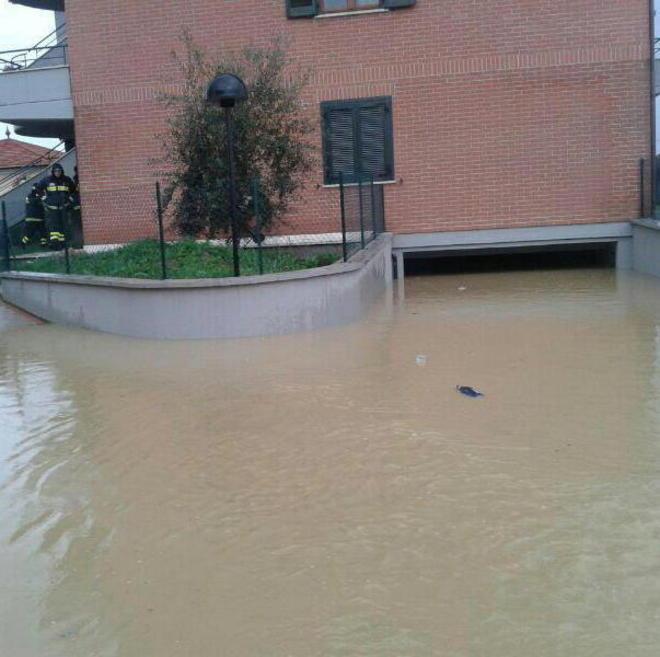 Nella notte un fulmine sull’Asa poi si è rotto il collettore 