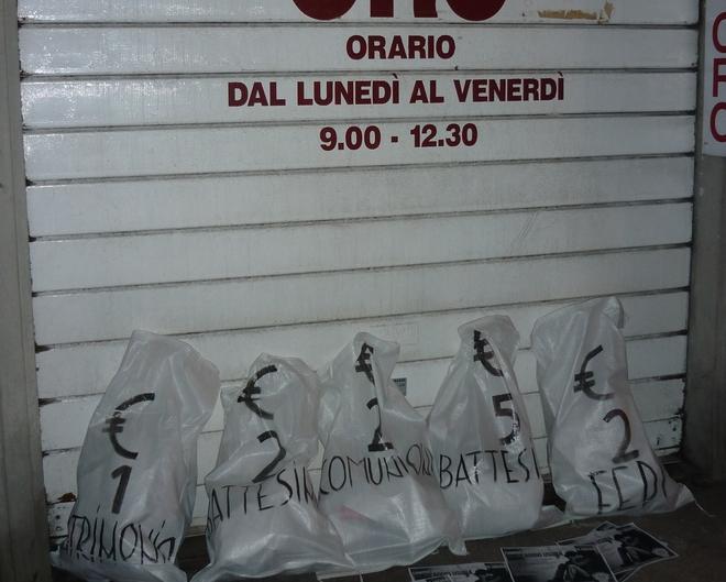 “Sacchi dei ricordi” lasciati davanti ai negozi di “Compro Oro” 